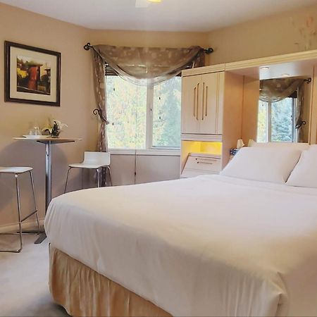 Cornerstone Bed And Breakfast Revelstoke Exterior photo