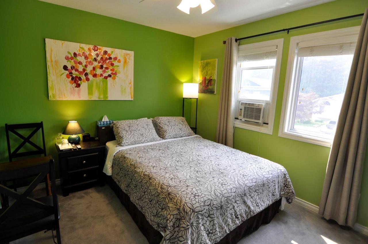 Cornerstone Bed And Breakfast Revelstoke Exterior photo