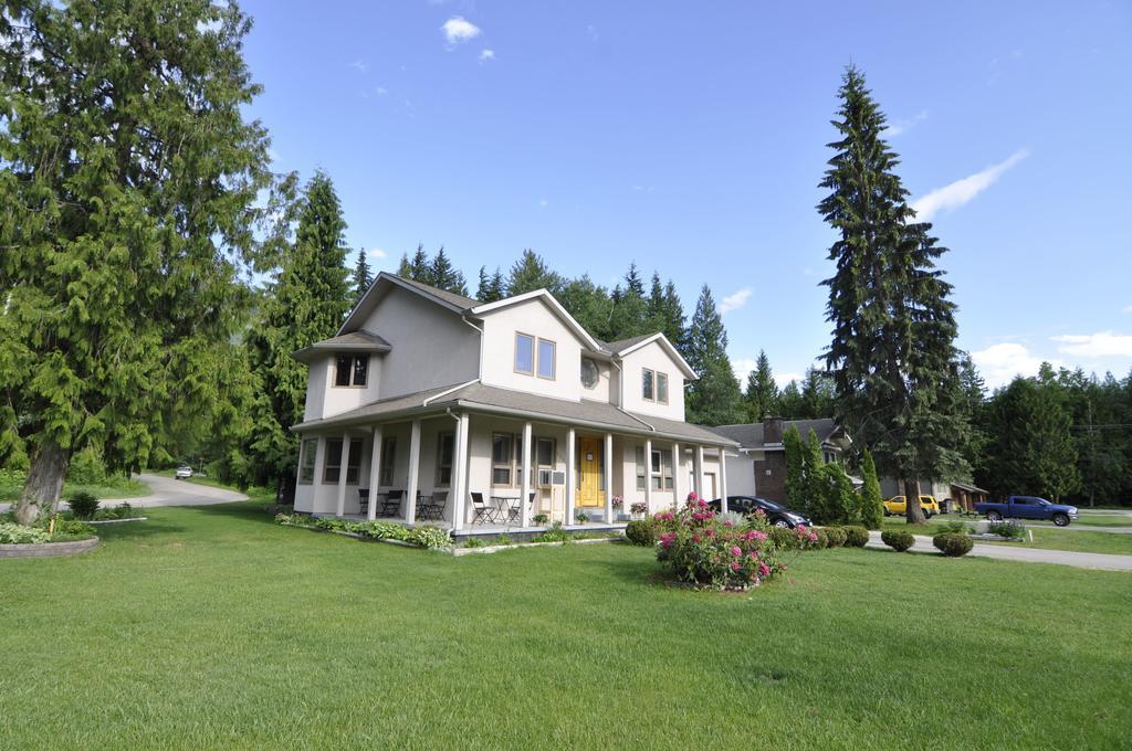 Cornerstone Bed And Breakfast Revelstoke Exterior photo