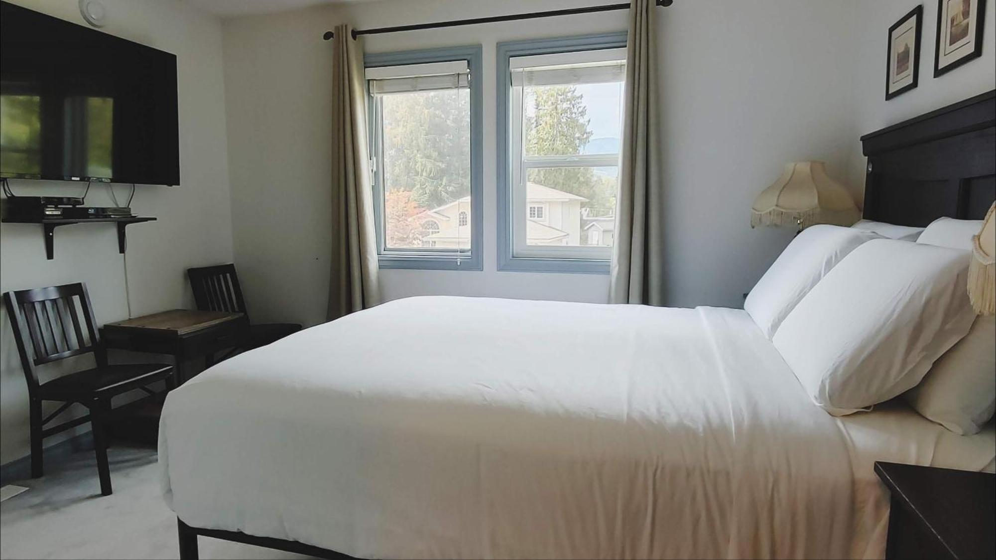 Cornerstone Bed And Breakfast Revelstoke Exterior photo