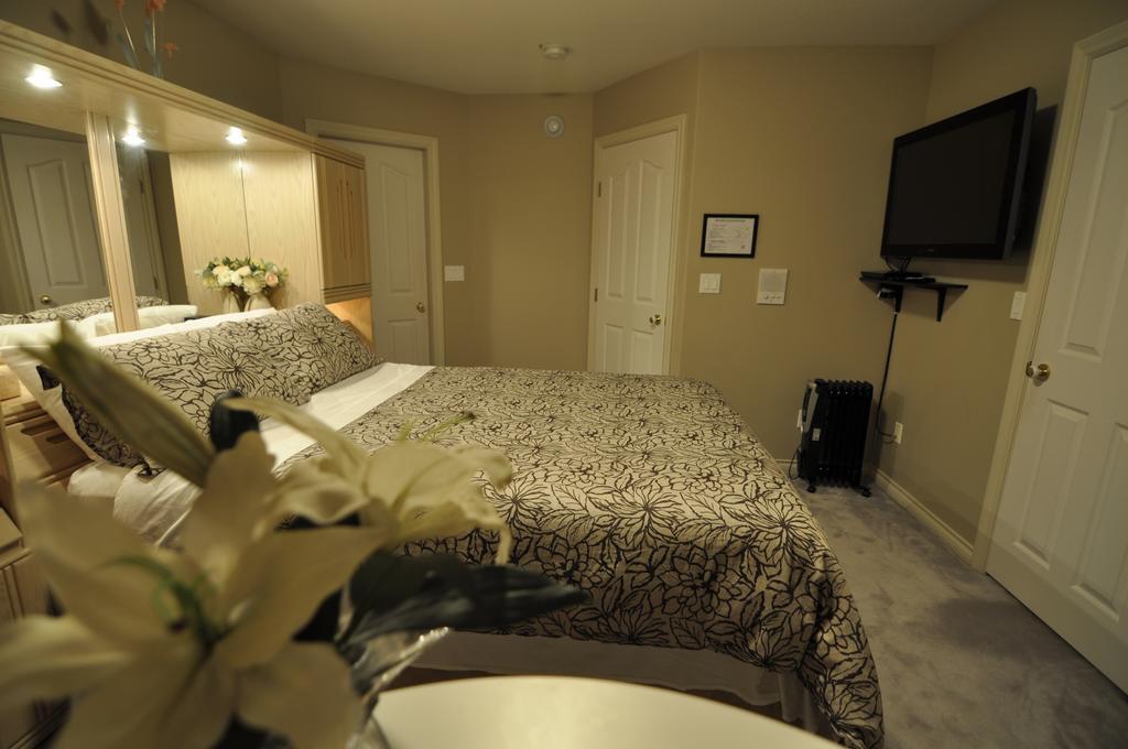 Cornerstone Bed And Breakfast Revelstoke Room photo