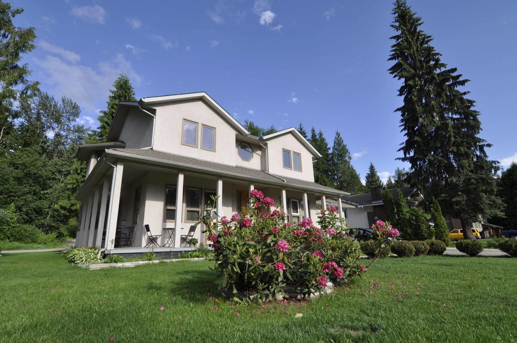 Cornerstone Bed And Breakfast Revelstoke Exterior photo